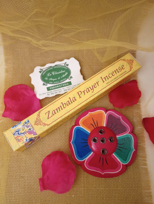 Confezione di incenso tibetano Zambala Prayer Himalayan Arts con portaincenso a fiore colorato, petali di rosa e biglietto di Erboristeria La Clessidra Carpi su tessuto dorato