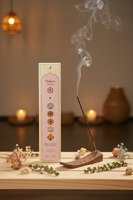 Discovery Set incensi Chakra Fiore d'Oriente con stick acceso in atmosfera olistica – Erboristeria La Clessidra Carpi