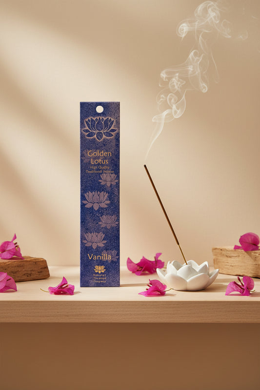 Incenso Vanilla Vaniglia Fiore d'Oriente Linea Golden Lotus su mensola di legno chiaro con parete beige, atmosfera spa zen, acquistabile da Erboristeria La Clessidra Carpi.