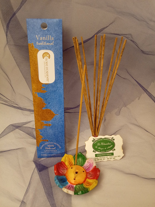 Incenso Vanilla Vaniglia Fiore d'Oriente Linea Traditional, astuccio con mazzetto di bastoncini, portaincenso a loto in coccio, biglietto da visita e velo di organza da Erboristeria La Clessidra Carpi