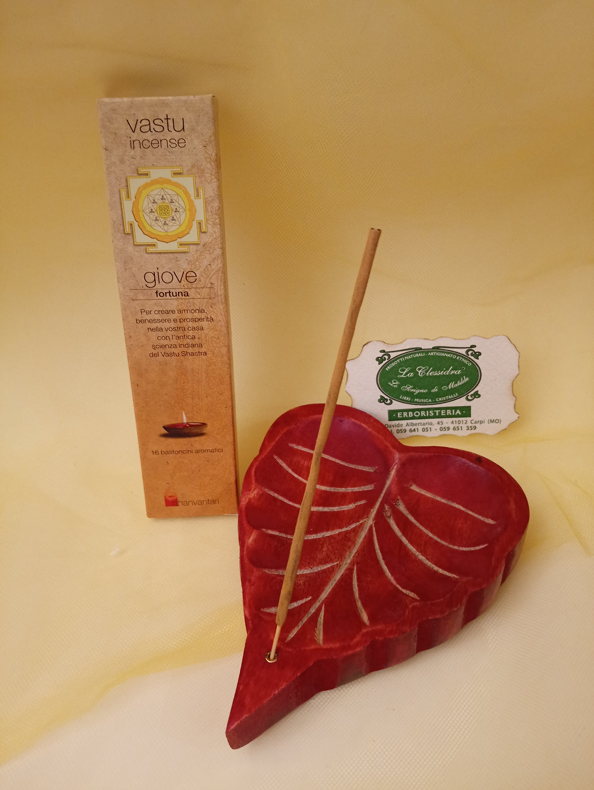 Incenso ayurvedico Giove Energia Dhanvantari con bastoncino in portaincenso a foglia rosso e biglietto da visita Erboristeria La Clessidra Carpi