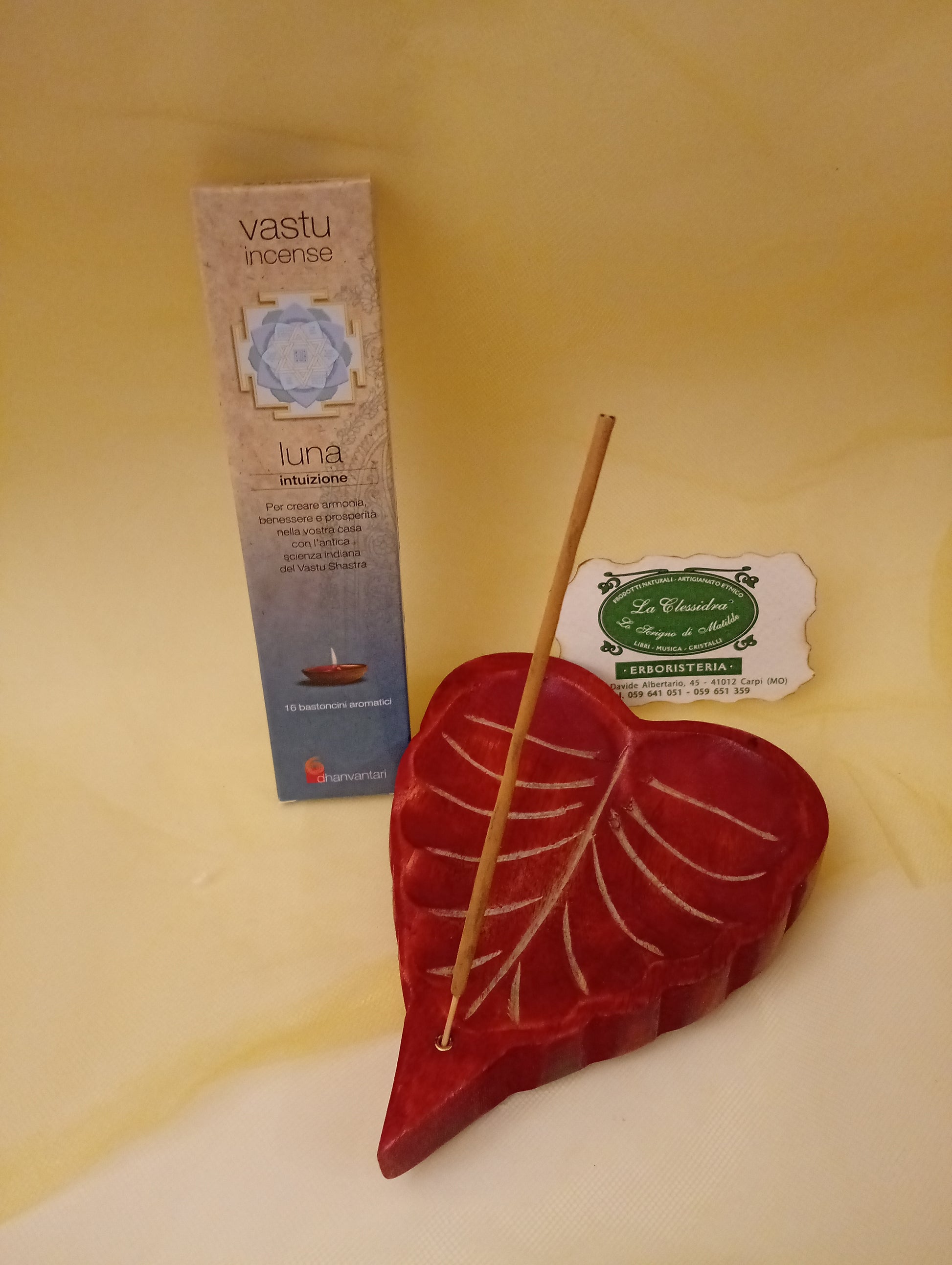 Incenso ayurvedico Luna Intuizione Dhanvantari in portaincenso a foglia rosso con biglietto da visita da Erboristeria La Clessidra Carpi