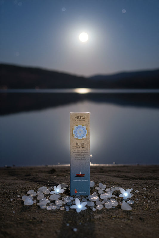 Astuccio sul terreno di incenso naturale Luna Intuizione Dhanvantari linea Vastu tra quarzo e fiori bianchi sotto la luna da Erboristeria La Clessidra Carpi