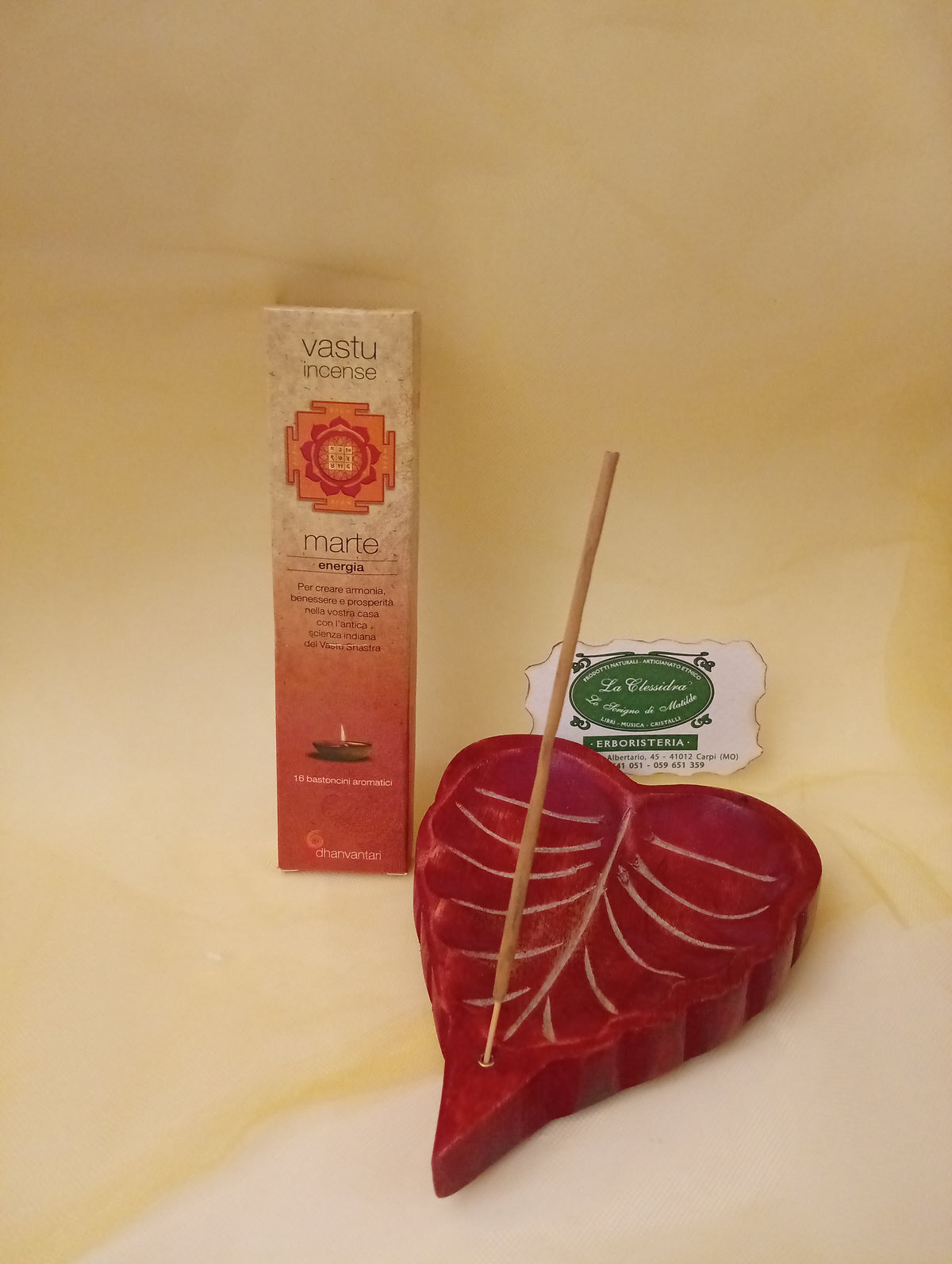 Incenso ayurvedico Marte Energia Dhanvantari in portaincenso a foglia rosso con biglietto da visita da Erboristeria La Clessidra Carpi