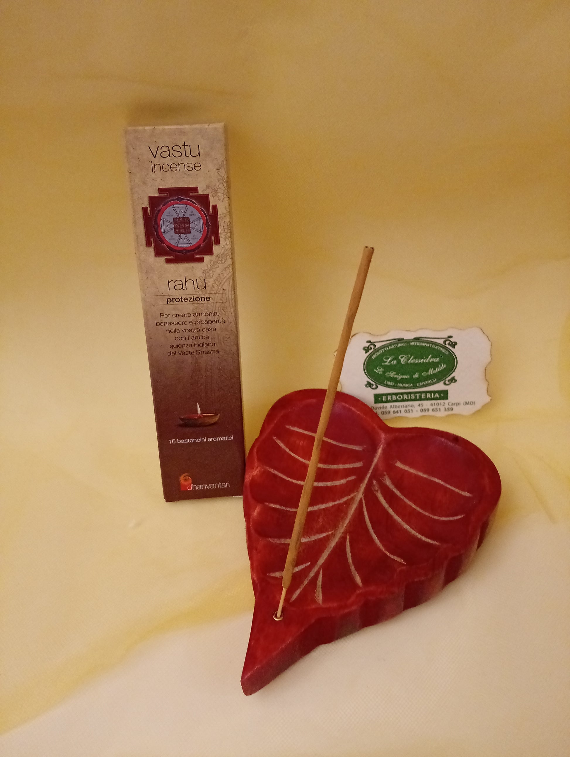 Incenso ayurvedico Rahu Protezione Dhanvantari in portaincenso a foglia rosso con biglietto da visita da Erboristeria La Clessidra Carpi