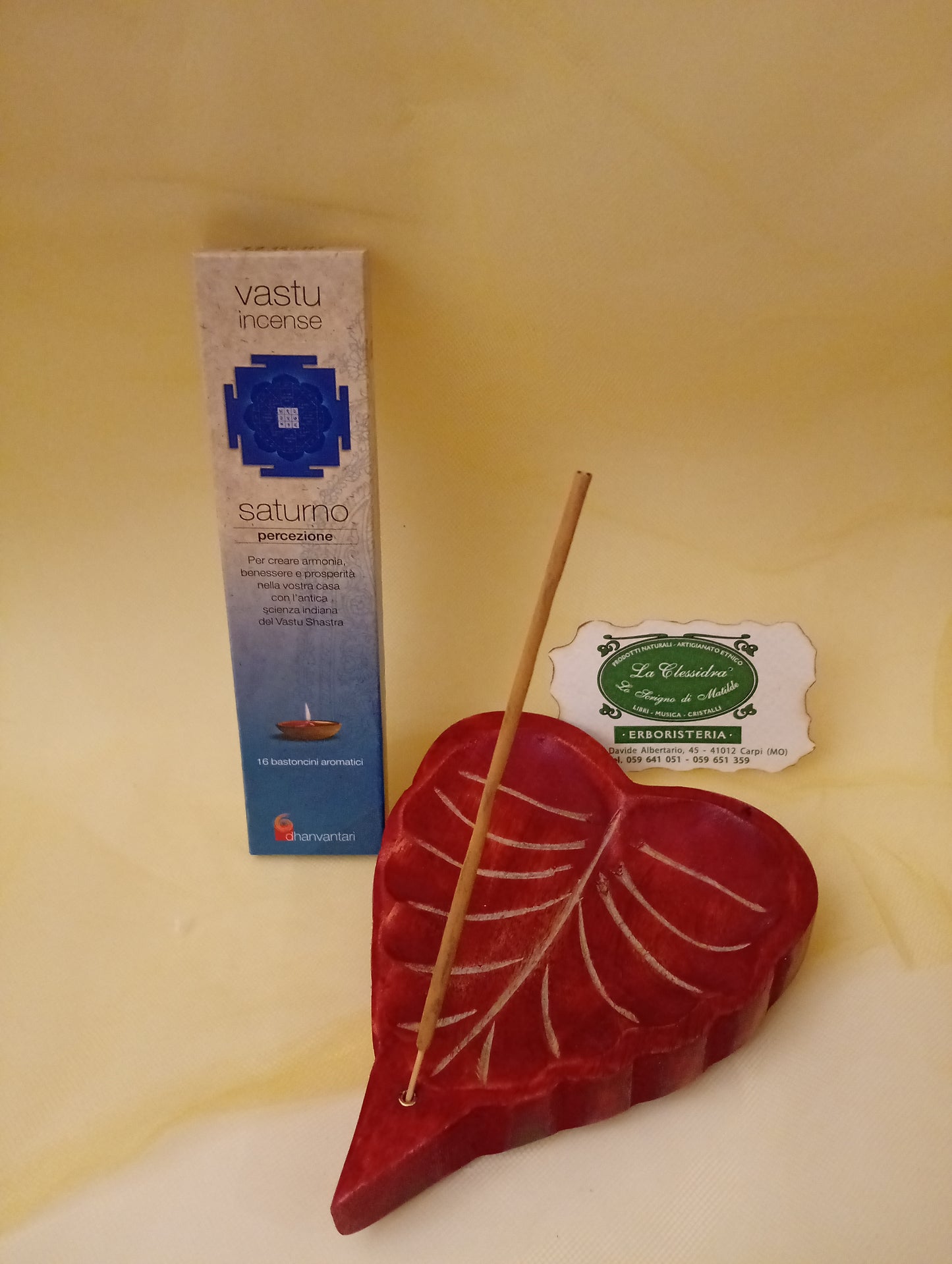 Incenso ayurvedico Saturno Percezione Dhanvantari in portaincenso a foglia rosso con biglietto da visita da Erboristeria La Clessidra Carpi