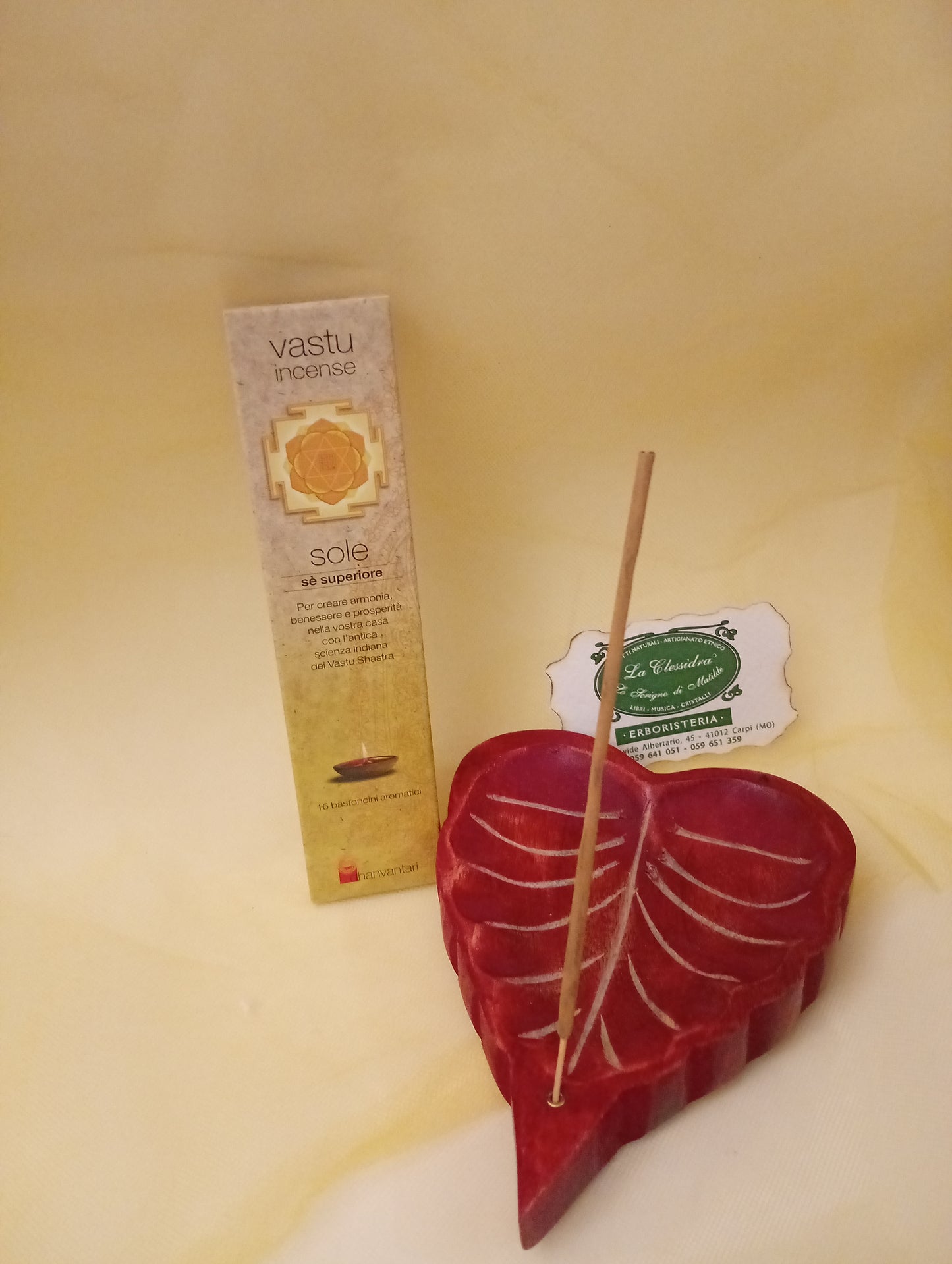 Incenso ayurvedico Sole Sé Superiore Dhanvantari in portaincenso a foglia rosso con biglietto da visita da Erboristeria La Clessidra Carpi