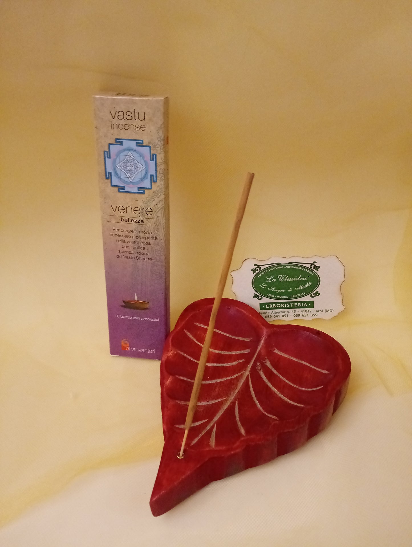 Incenso ayurvedico Venere Bellezza Dhanvantari in portaincenso a foglia rosso con biglietto da visita da Erboristeria La Clessidra Carpi